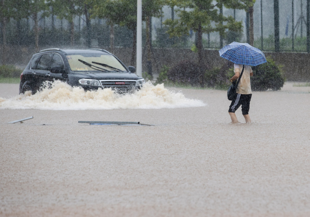 武汉强降雨致市内多处路段出现渍水