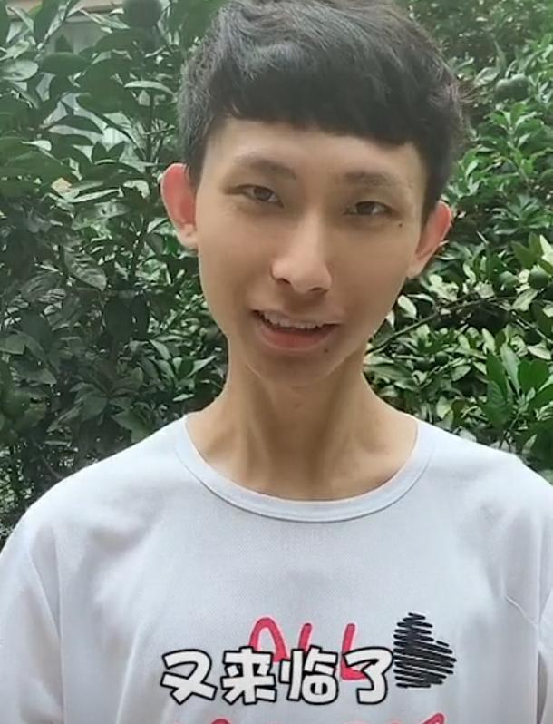 王者荣耀梦泪和张大仙为高考学子加油两人的表情差别有点大