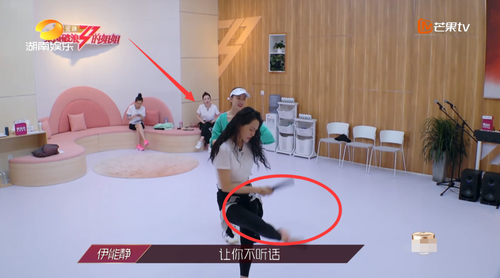 伊能静|《浪姐》伊能静练舞出错，猛打大腿表现夸张，宁静才是圈粉范本！