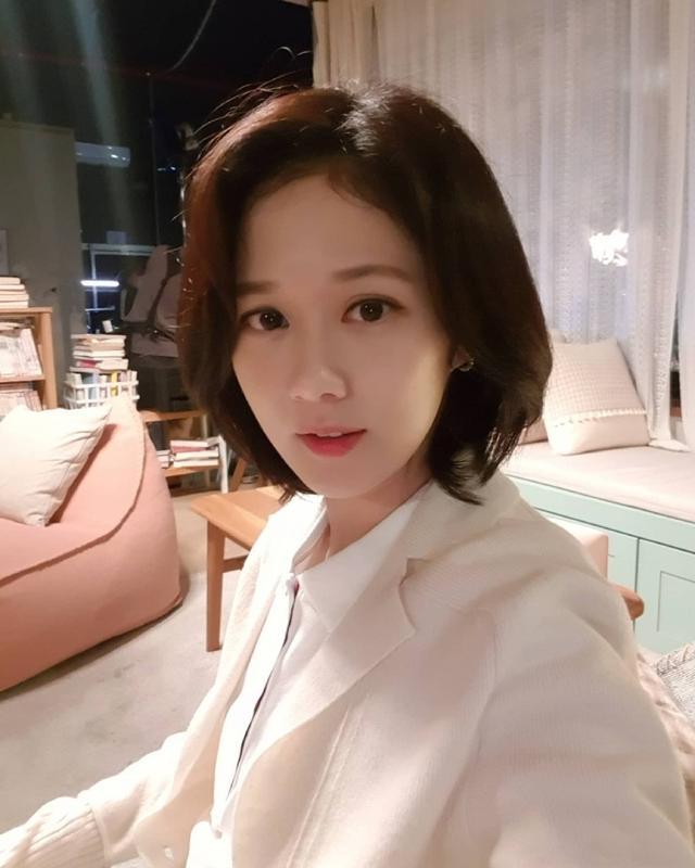 张娜拉|张娜拉近照曝光，皮肤白皙光滑依然美如少女，还发文庆祝新剧杀青