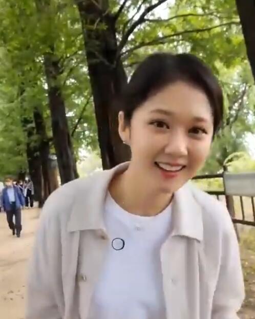 张娜拉|张娜拉近照曝光，皮肤白皙光滑依然美如少女，还发文庆祝新剧杀青