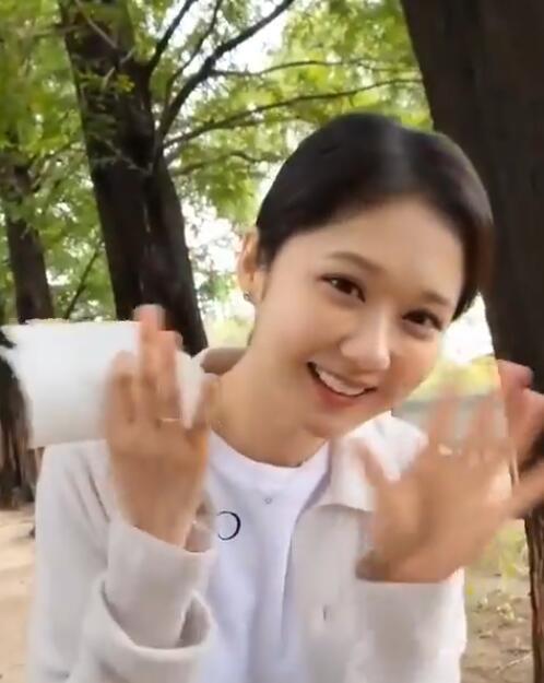 张娜拉|张娜拉近照曝光，皮肤白皙光滑依然美如少女，还发文庆祝新剧杀青