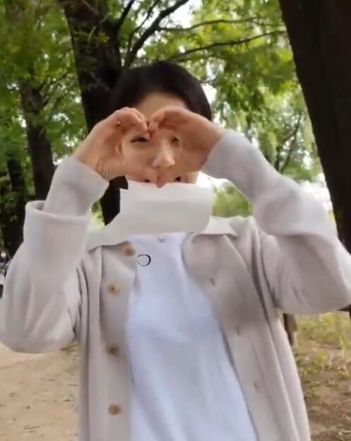 张娜拉|张娜拉近照曝光，皮肤白皙光滑依然美如少女，还发文庆祝新剧杀青