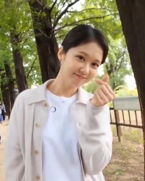 张娜拉|张娜拉近照曝光，皮肤白皙光滑依然美如少女，还发文庆祝新剧杀青