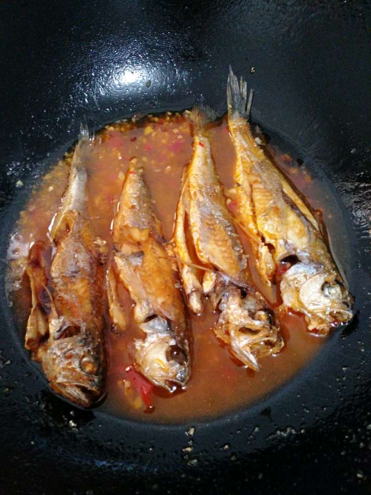 小黄鱼的家常做法,煎时不粘锅不会散,味道鲜美,香辣入味,下饭特别棒