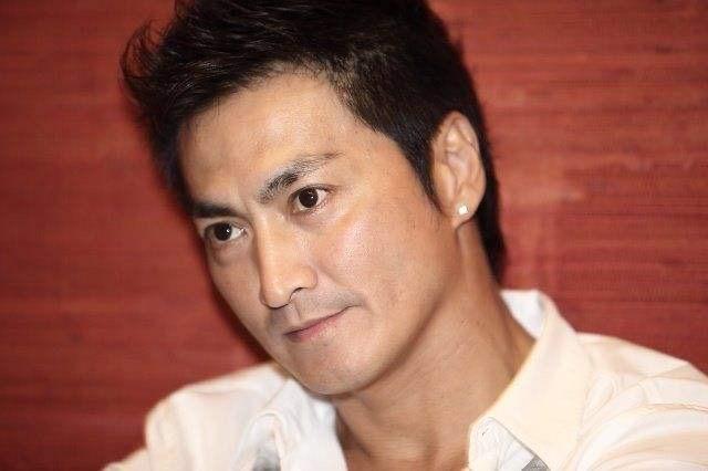 22岁刚出道就搭档关之琳出演古装剧《大英雄》,之后又分别与罗颂华