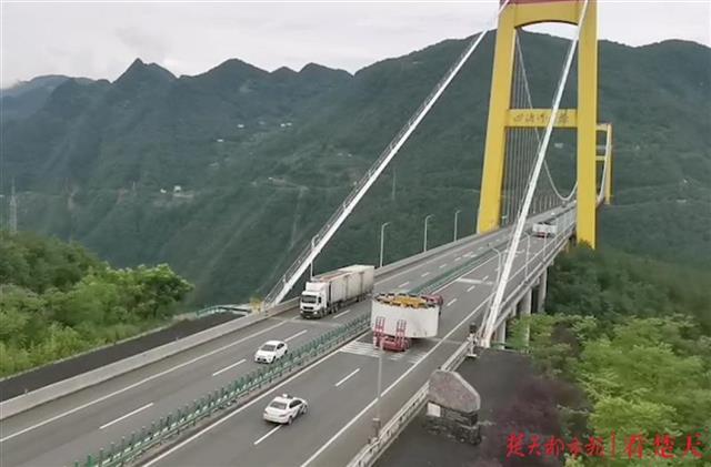 雨雾中,百米巨无霸平稳走过"魔鬼高速"|巨无霸|沪渝高速|隧道|广东