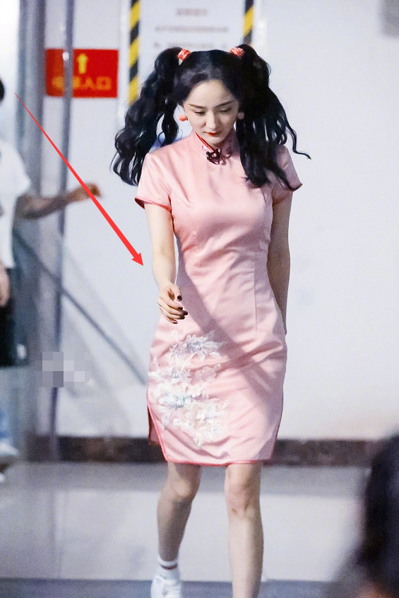 杨幂身材火上热搜,却因走路姿势被调侃,看得我都不会正常走路了