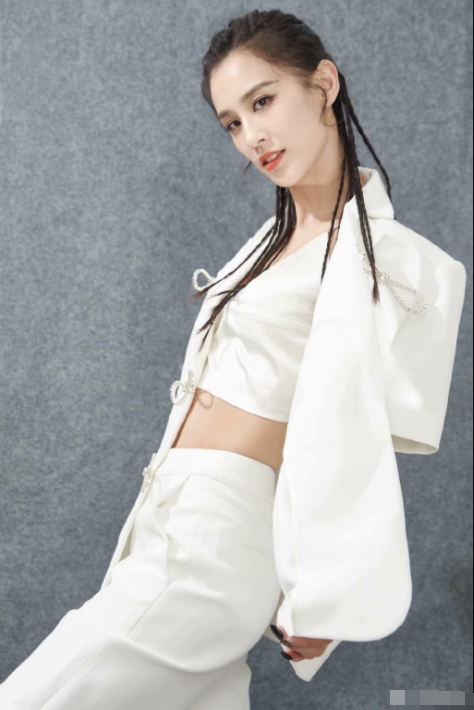 黄圣携杨子拍国风大片穿旗袍蚂蚁腰抢镜手搭老公肩膀小鸟依人