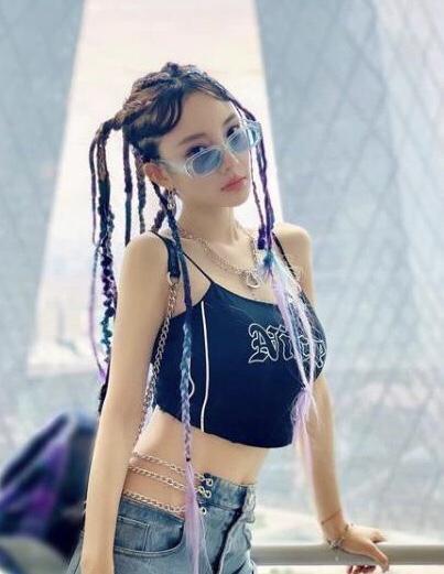 李小璐晒热舞视频,动作幅度大露出性感小蛮腰,身材性感长腿抢镜