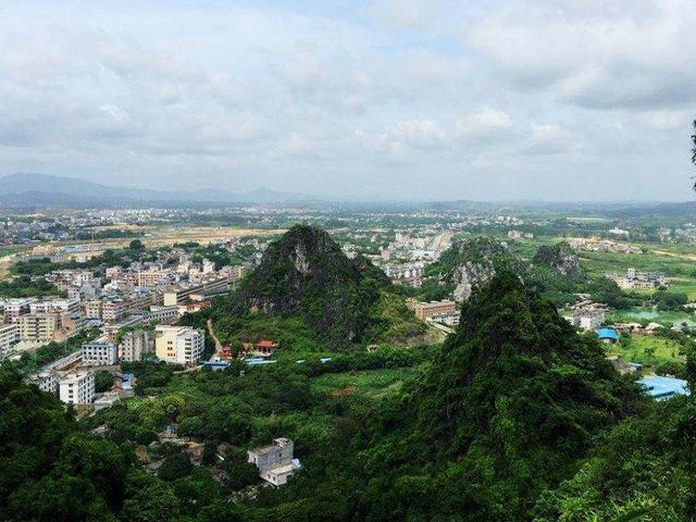 六峰山位於廣西靈山縣城西,這裡氣勢磅礴,山峰重巒疊嶂,有黃山的風韻