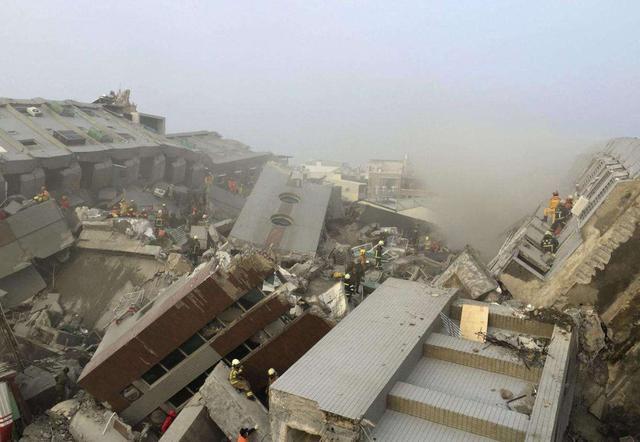 地震|地震发生后，大楼顶层的人和底层的人相比，哪个的生还几率更大？
