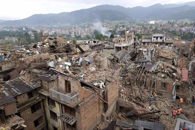 地震|地震发生后，大楼顶层的人和底层的人相比，哪个的生还几率更大？