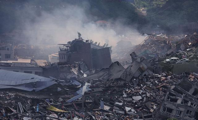 地震|地震发生后，大楼顶层的人和底层的人相比，哪个的生还几率更大？