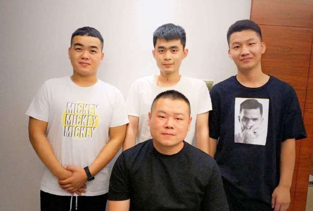 岳云鹏|德云社岳云鹏发文，称一辈子都离不开助理，什么事让他这么感动？