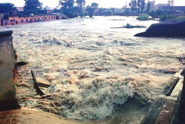 1998年九江决堤:装满石头的卡车瞬间冲走,他们义无反顾冲进洪水