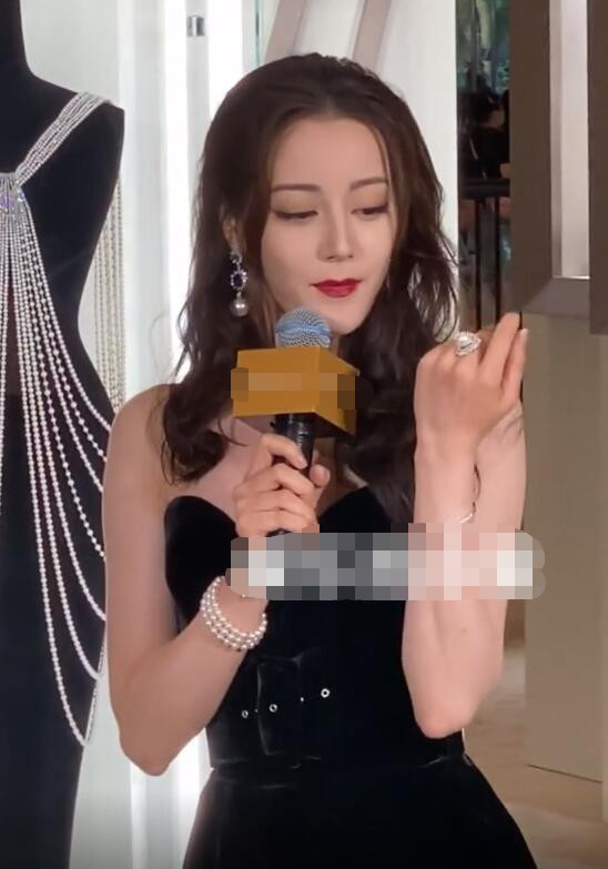 迪丽热巴|迪丽热巴被品牌方要求穿V领，活动全程都只能举着话筒，让人心疼