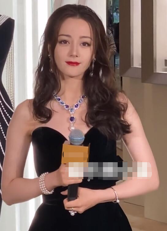 迪丽热巴|迪丽热巴被品牌方要求穿V领，活动全程都只能举着话筒，让人心疼