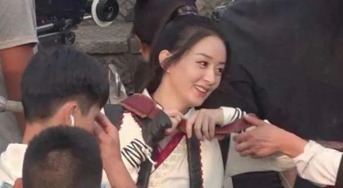 赵丽颖|赵丽颖复出拍戏却是演女二，当看到女主后，确实只能演女二