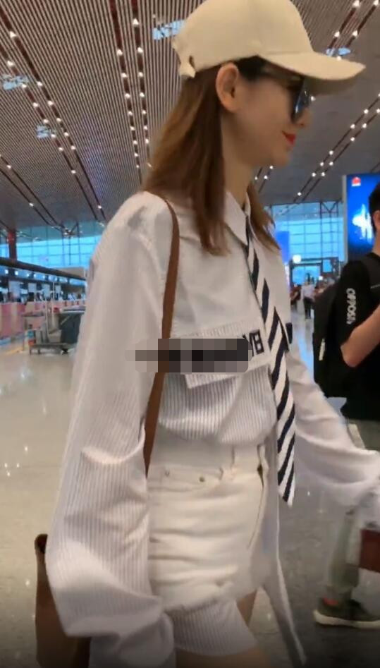 戚薇|有一种时尚叫戚薇，别人塞裤腰都只塞一个角，她却直接塞到短裤外