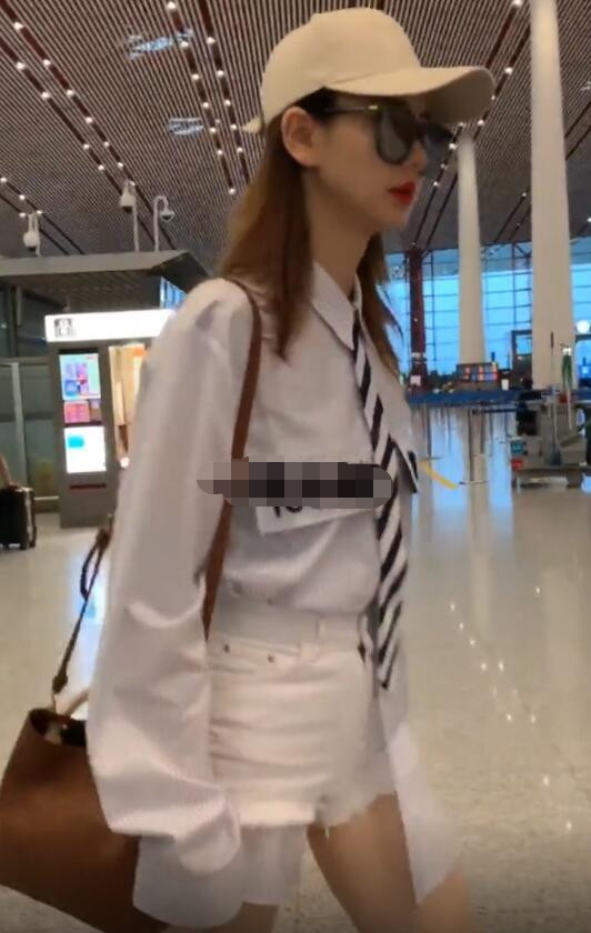 戚薇|有一种时尚叫戚薇，别人塞裤腰都只塞一个角，她却直接塞到短裤外