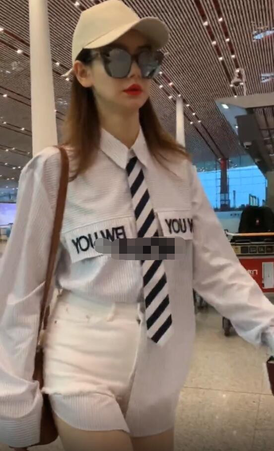 戚薇|有一种时尚叫戚薇，别人塞裤腰都只塞一个角，她却直接塞到短裤外