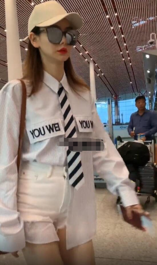 戚薇|有一种时尚叫戚薇，别人塞裤腰都只塞一个角，她却直接塞到短裤外