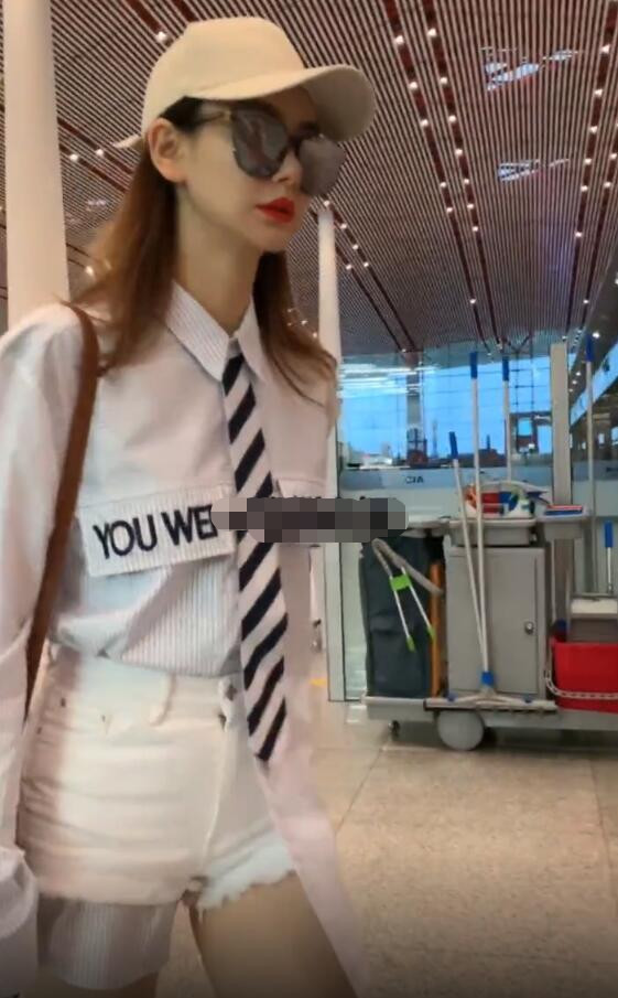 戚薇|有一种时尚叫戚薇，别人塞裤腰都只塞一个角，她却直接塞到短裤外