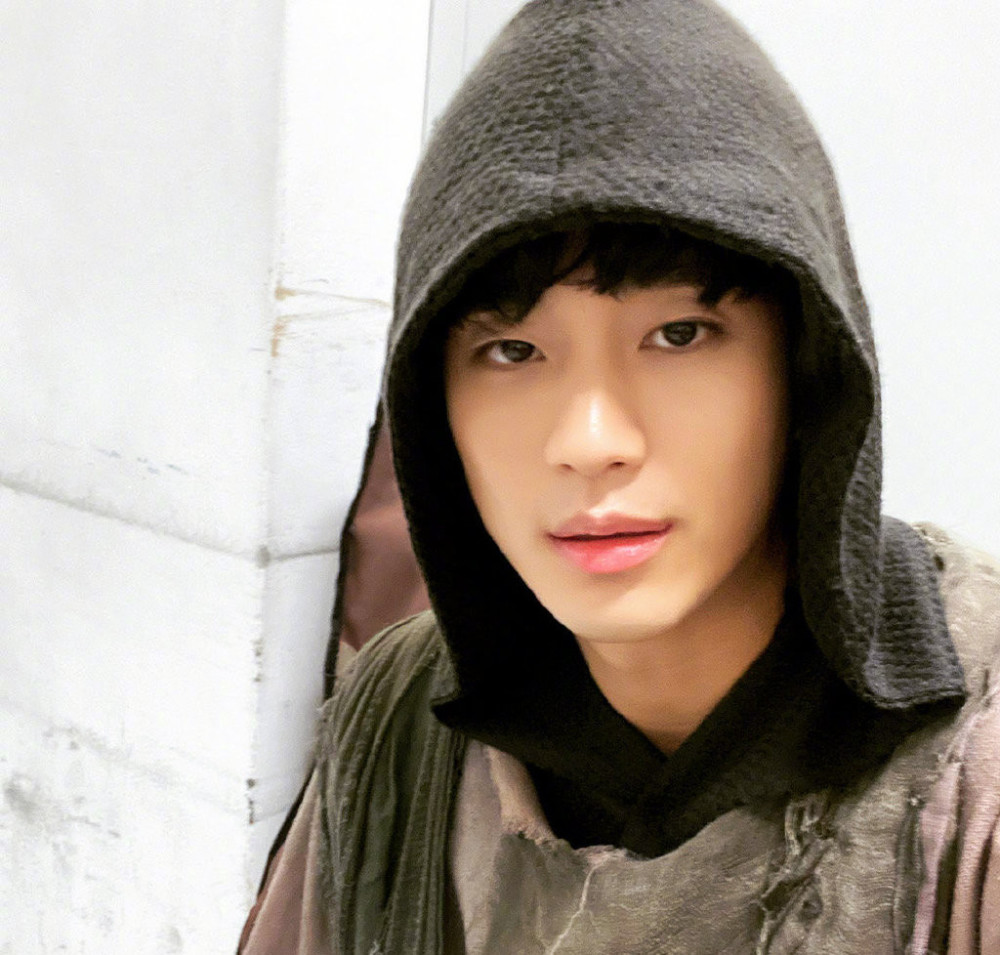 金秀贤穿乞丐装自拍眼神放空惹人怜爱生活照各种毁形象