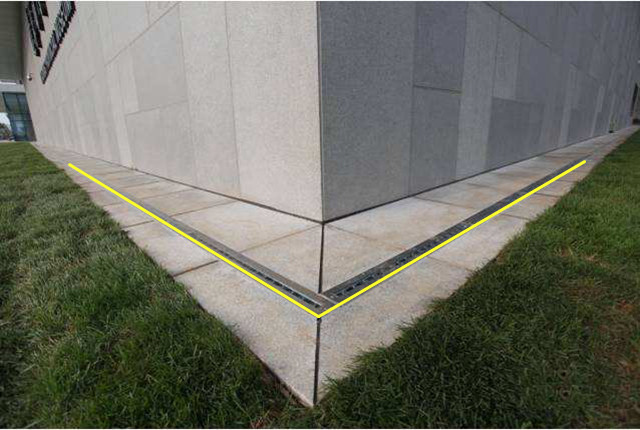 盖自建房,四周墙角少铺一层钢筋网,等着开裂吧,水泥一撬就脆了