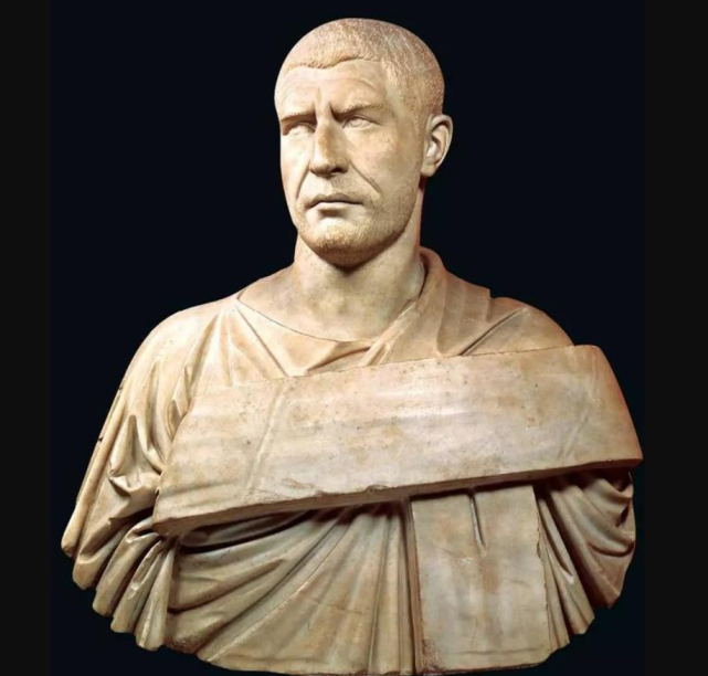 上面用希腊文和波斯文雕刻出小皇帝短暂一生的功绩,供过往的人们凭吊