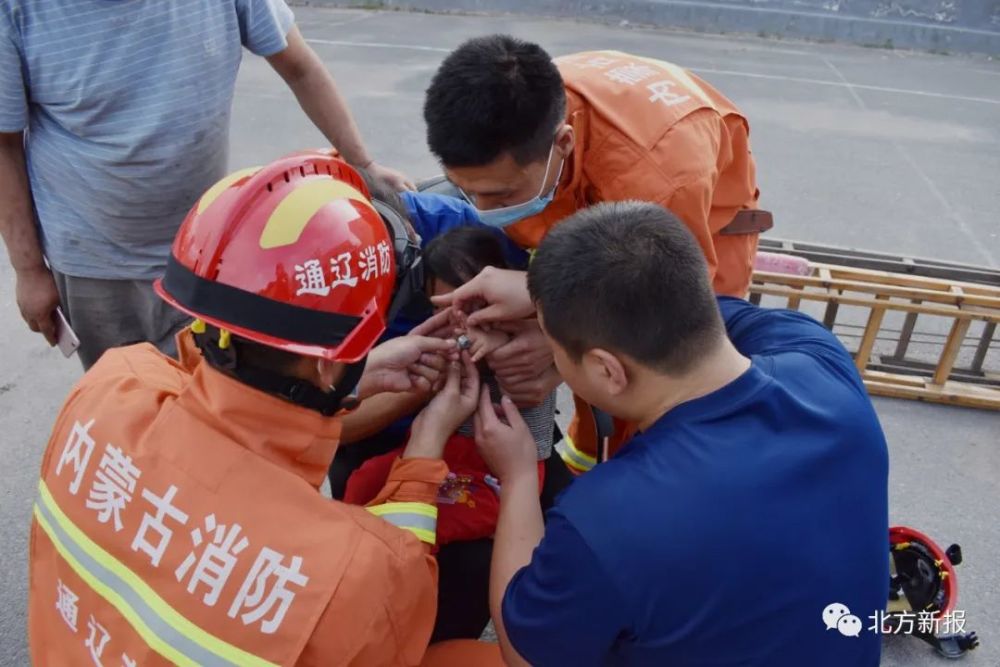 咋回事 一对夫妻抱着大哭的孩子跑到了消防队 腾讯新闻