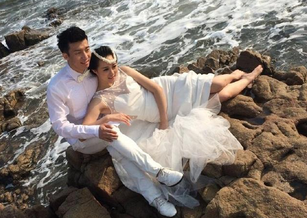 他的妻子是"宋青莲"的扮演者高贺迪.