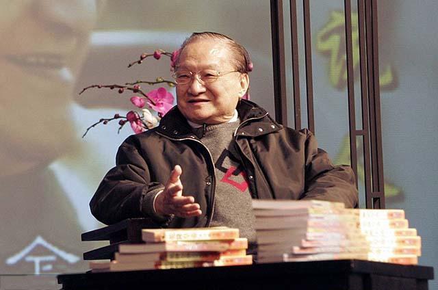 金庸|为什么很多藏传佛教人士都痛恨金庸？他到底做错了啥事？