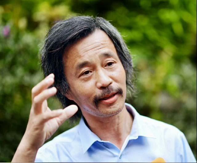 书法|“流浪大师”沈巍现场秀书法，网友称赞：八个字秒杀田英章