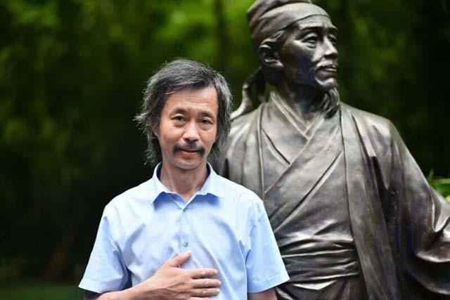 书法|“流浪大师”沈巍现场秀书法，网友称赞：八个字秒杀田英章