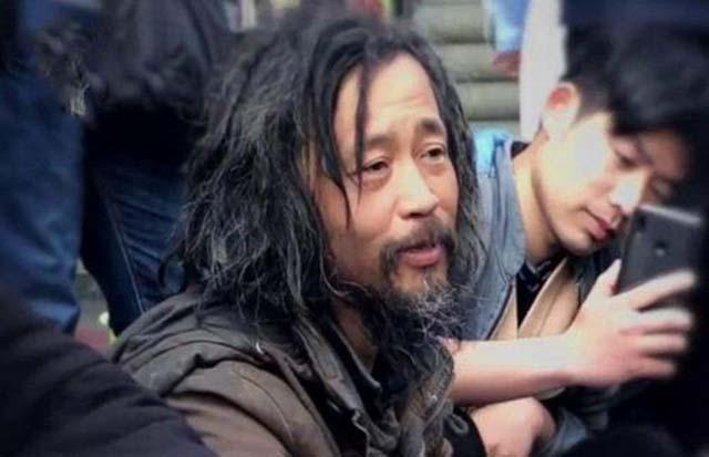 书法|“流浪大师”沈巍现场秀书法，网友称赞：八个字秒杀田英章