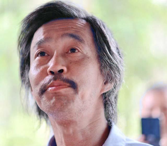 书法|“流浪大师”沈巍现场秀书法，网友称赞：八个字秒杀田英章