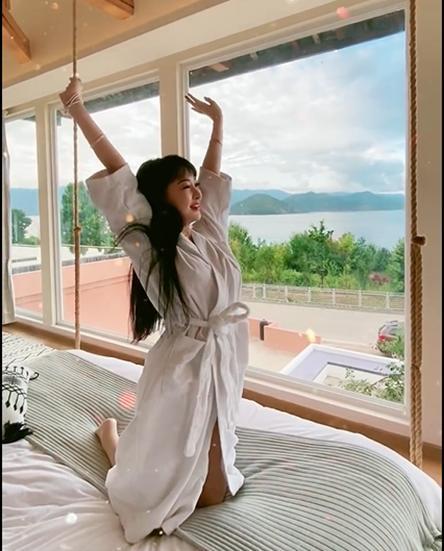 郭美美|郭美美高调公开恋情，自曝要买豪车，下半年啥也不做只旅行？