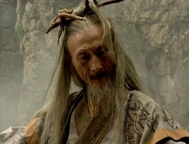 设定曲洋是日月教的右使,然而,曲洋的死是源于硬抗陆柏,丁勉二人掌力