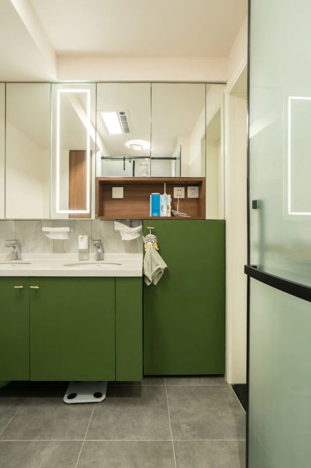 色彩上与柜体的绿色和谐混搭,功能上与柜子组合.