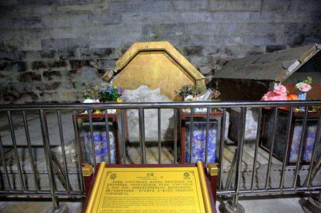 专家打开光绪皇帝陵墓,发现他双手紧握,掰开后找到2件无价之宝