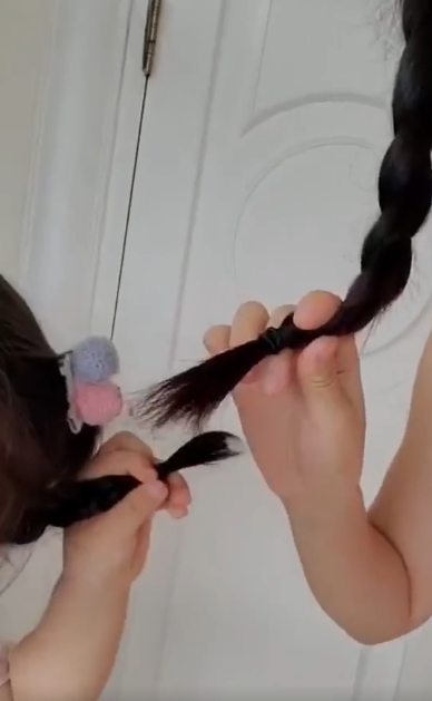 谢娜|谢娜晒与双胞胎女儿互动日常，母女扎麻花辫同框被错认成姐妹花