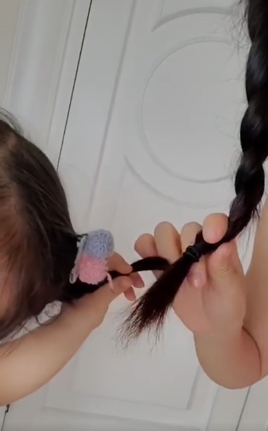 谢娜|谢娜晒与双胞胎女儿互动日常，母女扎麻花辫同框被错认成姐妹花