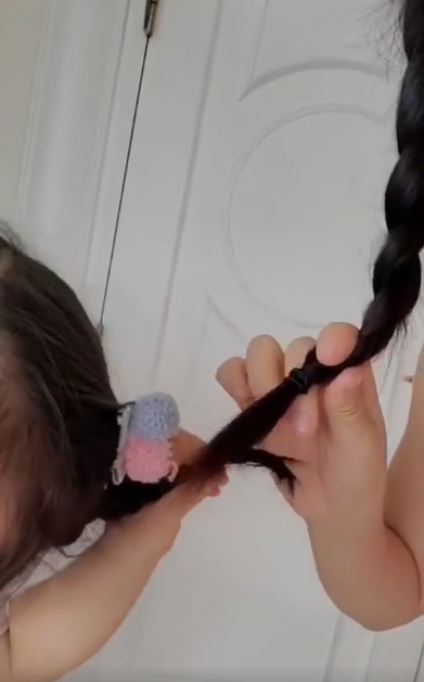 谢娜|谢娜晒与双胞胎女儿互动日常，母女扎麻花辫同框被错认成姐妹花