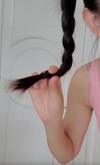 谢娜|谢娜晒与双胞胎女儿互动日常，母女扎麻花辫同框被错认成姐妹花