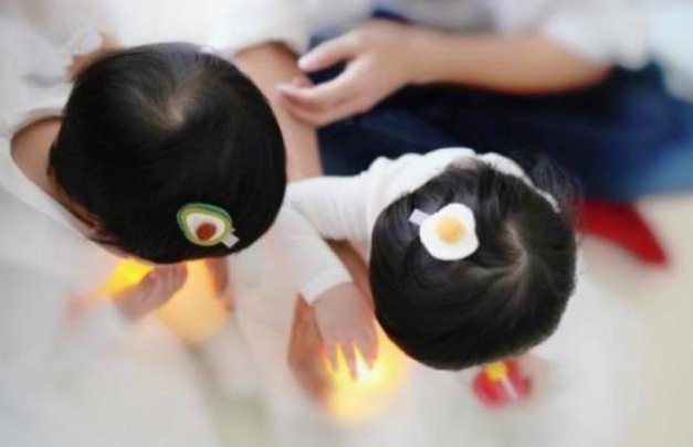 谢娜|谢娜晒与双胞胎女儿互动日常，母女扎麻花辫同框被错认成姐妹花