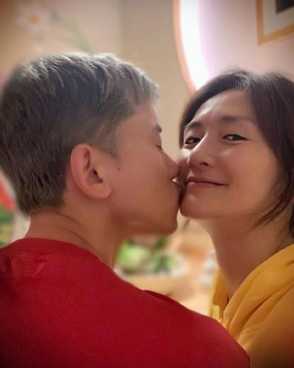 谢娜|谢娜晒与双胞胎女儿互动日常，母女扎麻花辫同框被错认成姐妹花