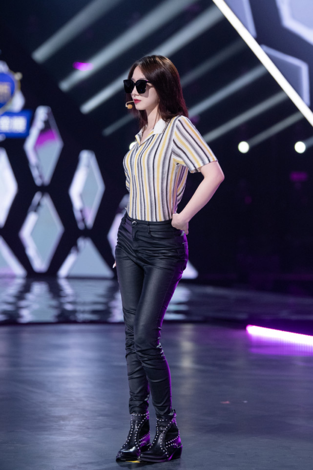 不愧是c位出道的人孟美岐皮裤短靴配墨镜跳舞都是霸气十足