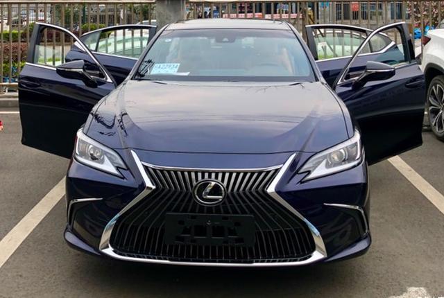 5万买凌志es200丐版,单眼车灯,车主接到钥匙盒时感觉很满意